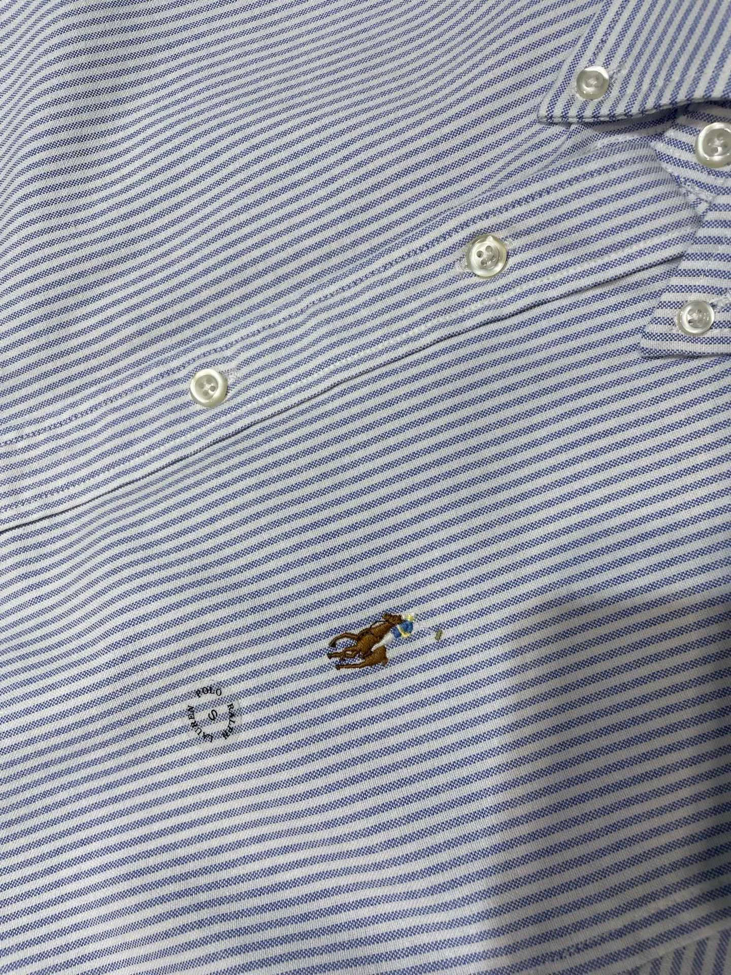 P370 Ral Lauren🌟Ralph Lauren Oxford woven striped logo embroidered buttoned lapel long-sleeved casual shirt, same style for men and women, comes with a sense of atmosphere, is comfortable and versatile, and has perfect texture. It is an exquisite style that walks between formal and casual! The classic official website without style classification is on sale. It is made of original pure cotton Oxford fabric, washed for ready-to-wear, skin-friendly and comfortable, with classic embroidered logo, invincible and versatile, suitable for both business and leisure! A complete set of original three-label accessories, 2 models of collar buttons, different currencies, and three spare buttons with a small amount left over from the original order! All fabric accessories are provided by customers! ! The details and craftsmanship are amazing! The QR code can be scanned! A wardrobe essential! The style is simple, stylish and casual! Super handsome upper body! Don’t miss it if you like it! Classic embroidered logo, versatile and suitable for both business and leisure!   size：xs-xl